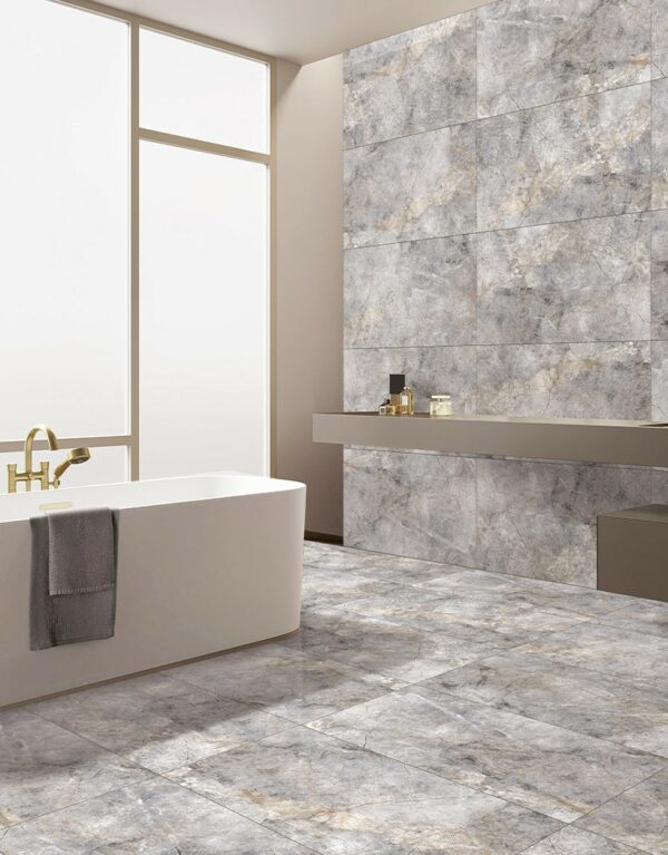 Carrelage Omega 60x120 gris brillant avec veines noires et une veine dorée décorative.