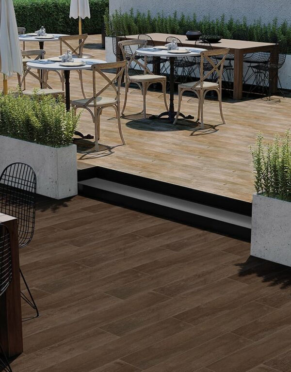 Carrelage effet parquet Oakwood 20x120 mat, tons bois naturel pour intérieur moderne